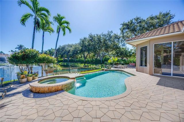 8752 Muirfield DR, Naples, FL 34109