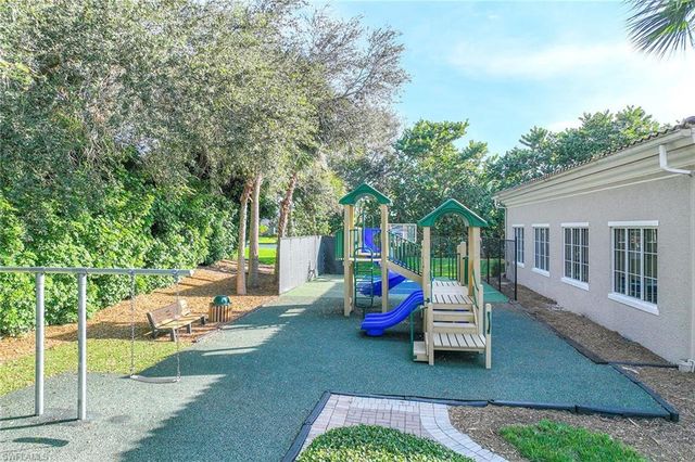 8752 Muirfield DR, Naples, FL 34109