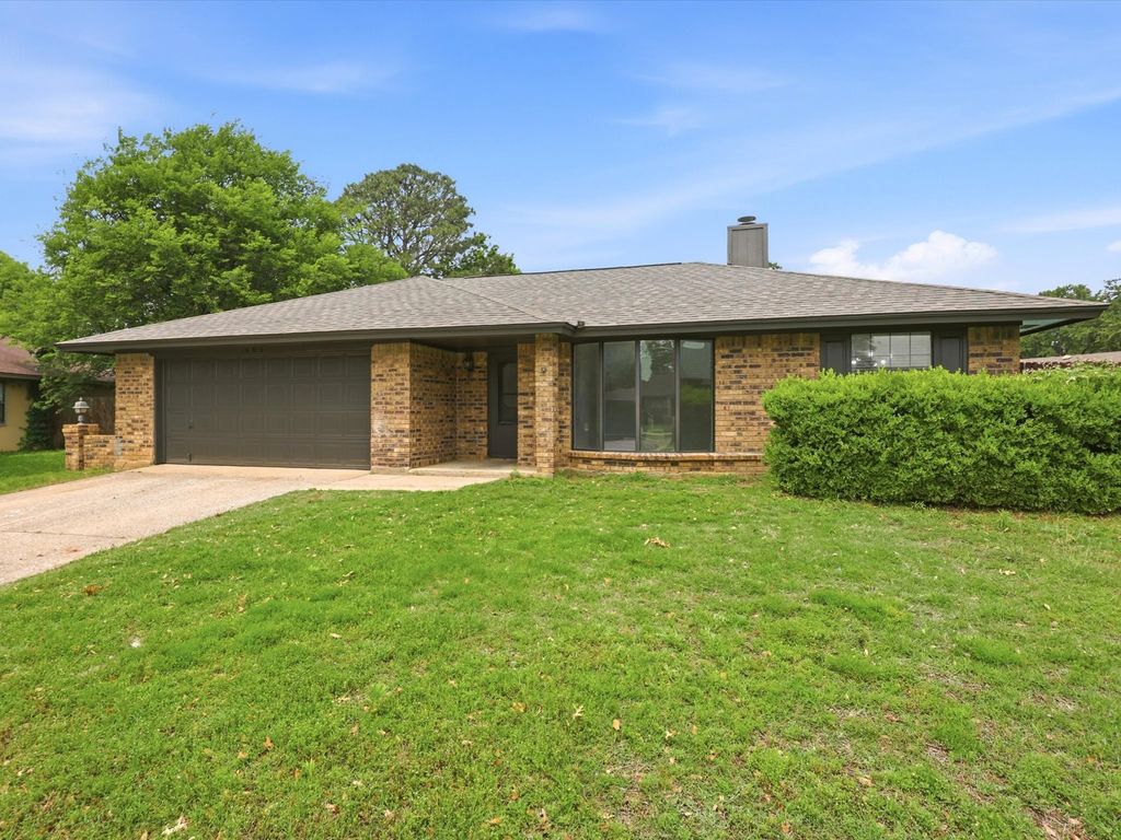 408 Christine Court, Euless, TX 76039