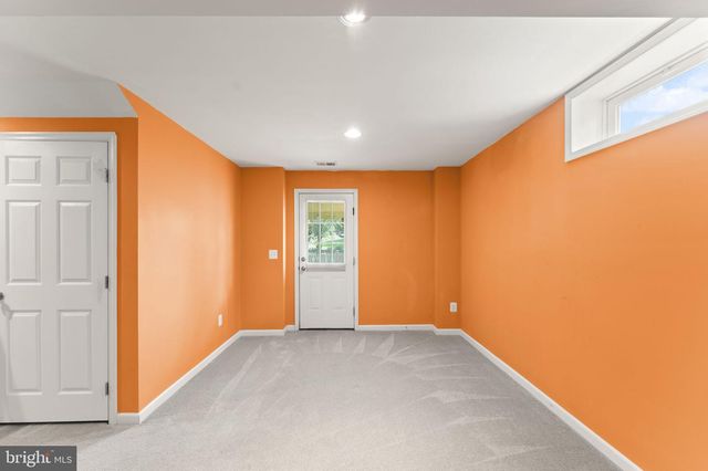32 HOUSER DR, Lovettsville, VA 20180