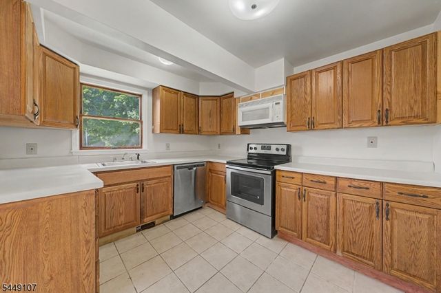 10 High St, Andover Boro, NJ 07821
