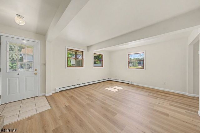 10 High St, Andover Boro, NJ 07821