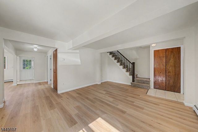 10 High St, Andover Boro, NJ 07821