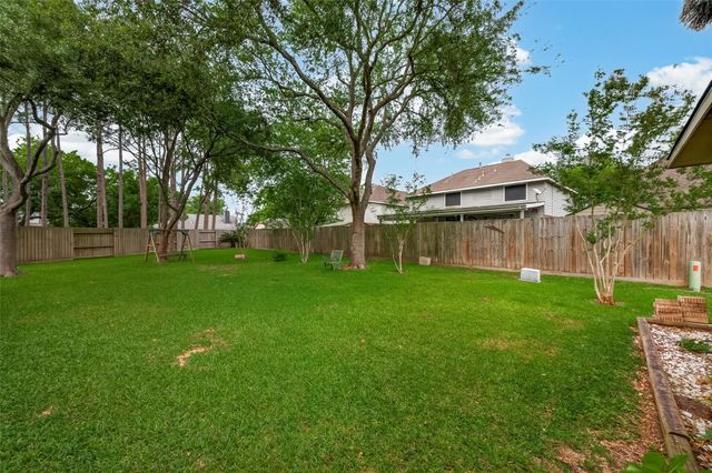 8831 Hedgestone Court, La Porte, TX 77571