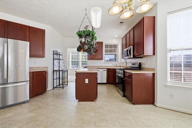 2226 Harton LN, Chesapeake, VA 23323