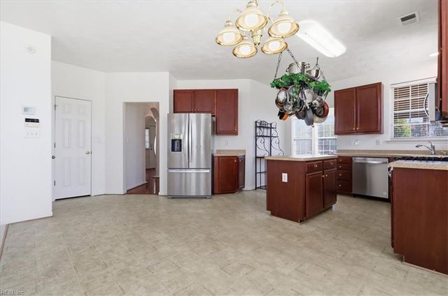 2226 Harton LN, Chesapeake, VA 23323