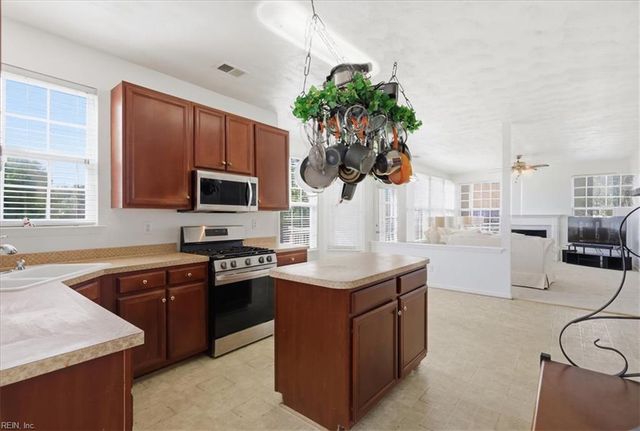 2226 Harton LN, Chesapeake, VA 23323