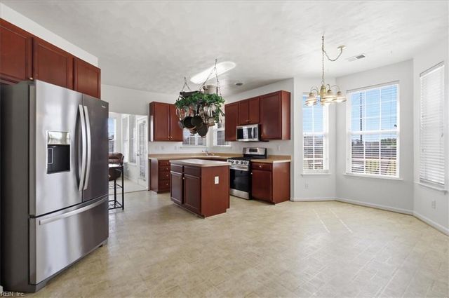 2226 Harton LN, Chesapeake, VA 23323