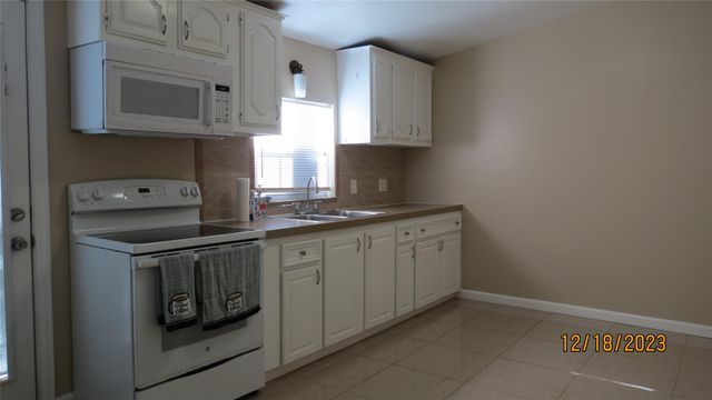 811 28th Street A, Galveston, TX 77550