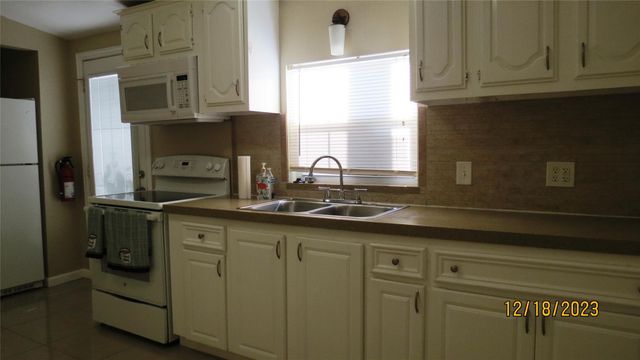 811 28th Street A, Galveston, TX 77550