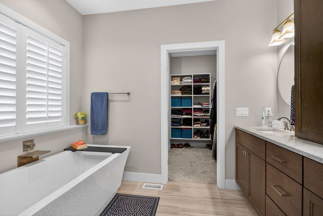 5912 Pigeon Creek Road, Bettendorf, IA 52722