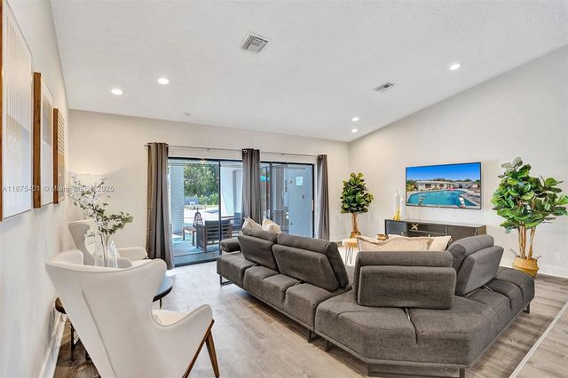 1960 SW 51st Ter, Plantation, FL 33317