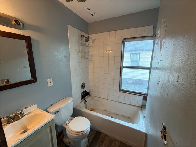 2710 E Washington Avenue, Des Moines, IA 50317