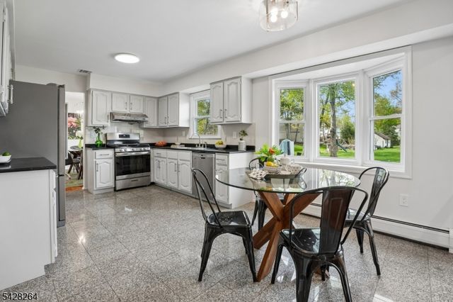 17 Fox Run Dr, East Hanover Twp., NJ 07936