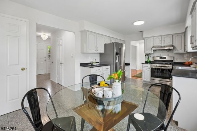 17 Fox Run Dr, East Hanover Twp., NJ 07936