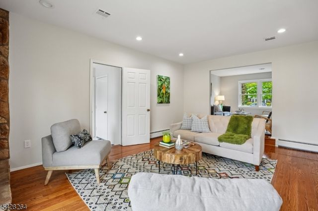 17 Fox Run Dr, East Hanover Twp., NJ 07936