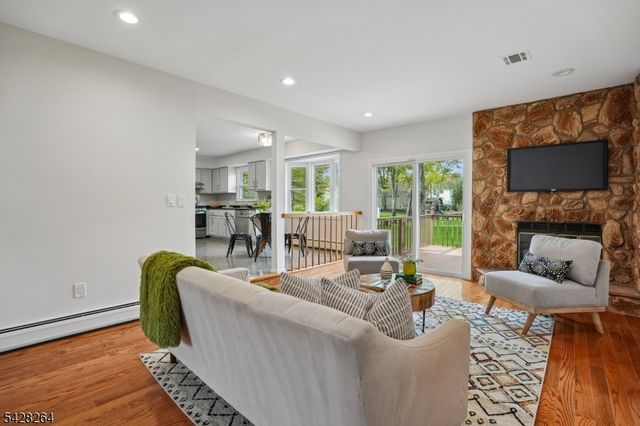 17 Fox Run Dr, East Hanover Twp., NJ 07936