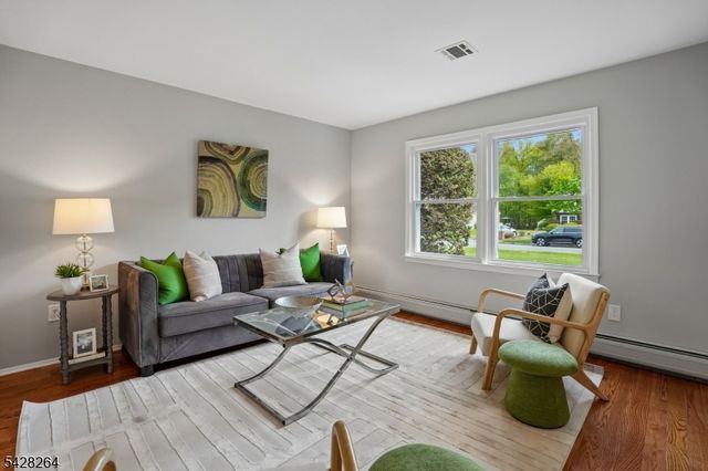 17 Fox Run Dr, East Hanover Twp., NJ 07936