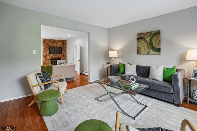 17 Fox Run Dr, East Hanover Twp., NJ 07936