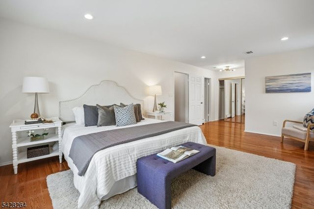 17 Fox Run Dr, East Hanover Twp., NJ 07936