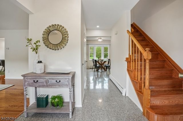 17 Fox Run Dr, East Hanover Twp., NJ 07936