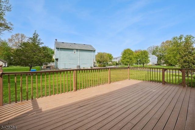 17 Fox Run Dr, East Hanover Twp., NJ 07936