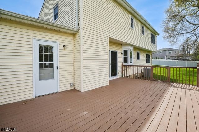 17 Fox Run Dr, East Hanover Twp., NJ 07936