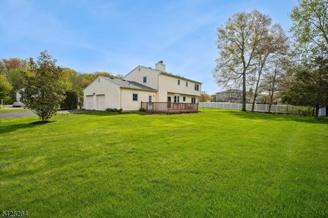 17 Fox Run Dr, East Hanover Twp., NJ 07936