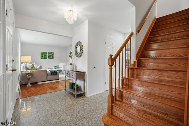 17 Fox Run Dr, East Hanover Twp., NJ 07936