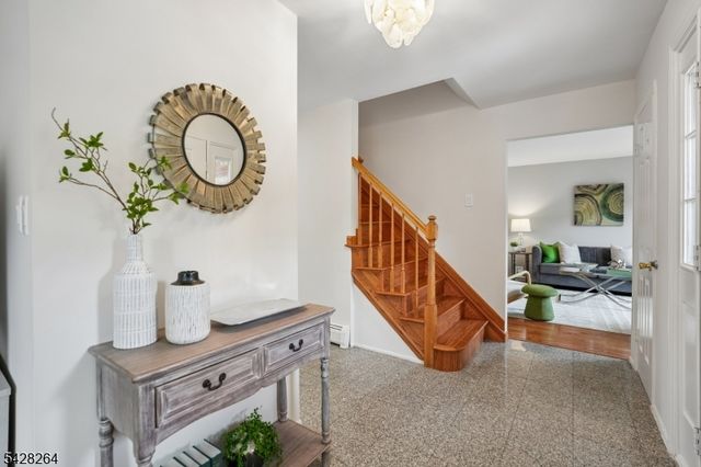 17 Fox Run Dr, East Hanover Twp., NJ 07936