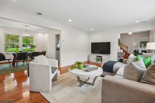 17 Fox Run Dr, East Hanover Twp., NJ 07936