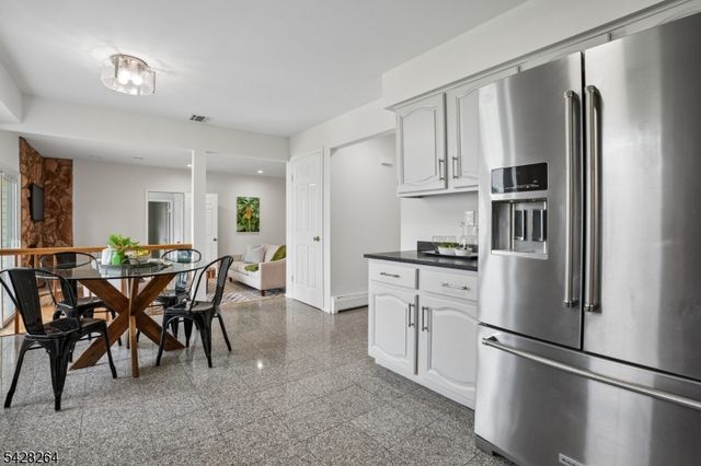 17 Fox Run Dr, East Hanover Twp., NJ 07936