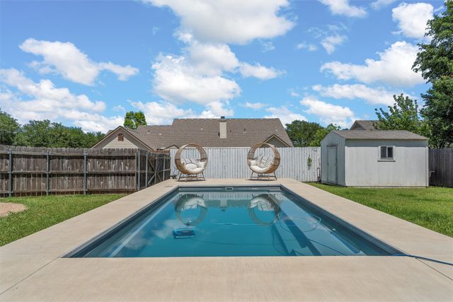 1300 Enchanted Rock Circle, Waco, TX 76712