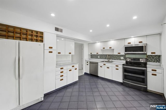 1431 John Street, Fort Lee, NJ 07024