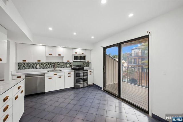 1431 John Street, Fort Lee, NJ 07024