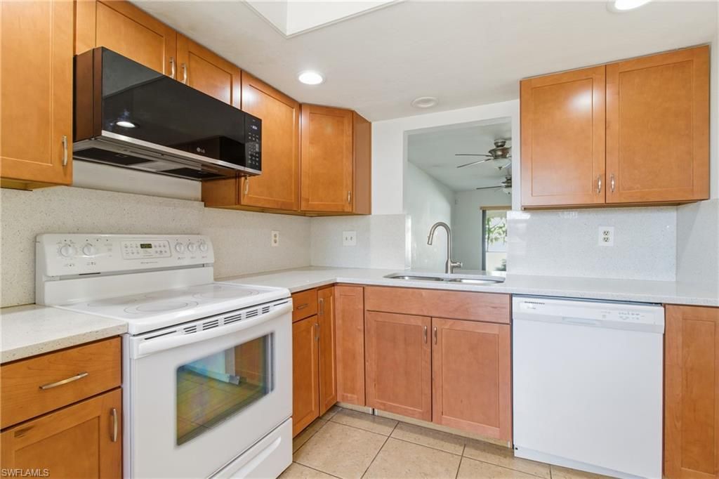 Image 10 of property listing at 1429 Cape Coral PKWY W # 5, Cape Coral, FL 33914