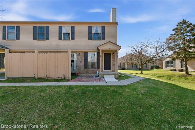 110 Pine Tree Ridge Drive 3, Waterford Charter Township, MI 48327