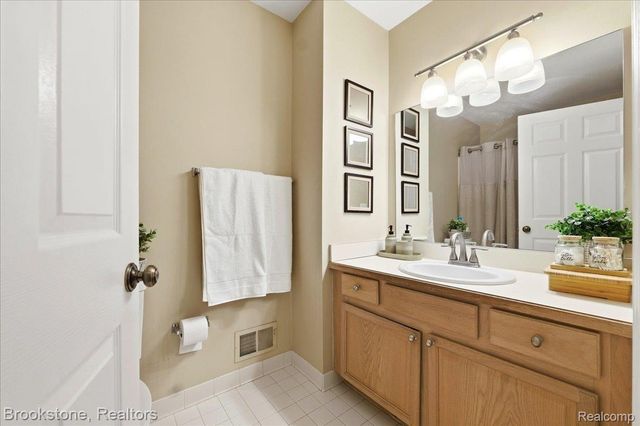 110 Pine Tree Ridge Drive 3, Waterford Charter Township, MI 48327