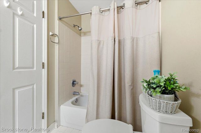 110 Pine Tree Ridge Drive 3, Waterford Charter Township, MI 48327