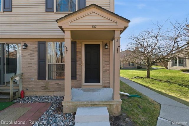 110 Pine Tree Ridge Drive 3, Waterford Charter Township, MI 48327