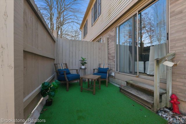 110 Pine Tree Ridge Drive 3, Waterford Charter Township, MI 48327