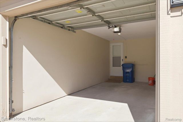 110 Pine Tree Ridge Drive 3, Waterford Charter Township, MI 48327