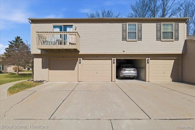 110 Pine Tree Ridge Drive 3, Waterford Charter Township, MI 48327
