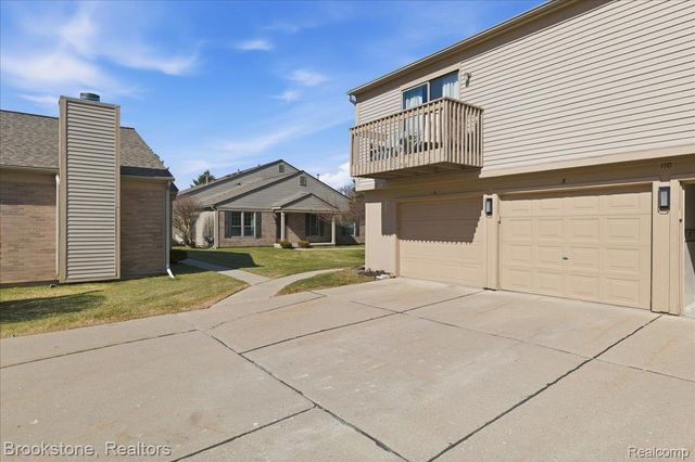 110 Pine Tree Ridge Drive 3, Waterford Charter Township, MI 48327
