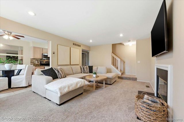 110 Pine Tree Ridge Drive 3, Waterford Charter Township, MI 48327