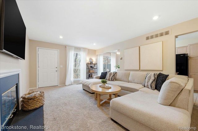 110 Pine Tree Ridge Drive 3, Waterford Charter Township, MI 48327