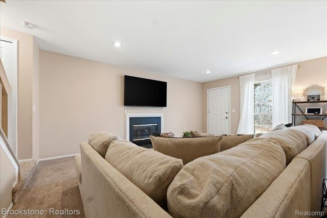 110 Pine Tree Ridge Drive 3, Waterford Charter Township, MI 48327