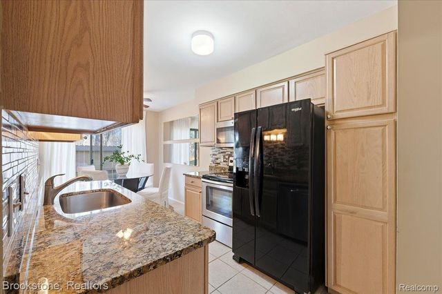 110 Pine Tree Ridge Drive 3, Waterford Charter Township, MI 48327