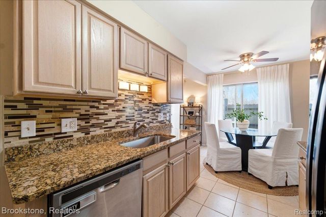 110 Pine Tree Ridge Drive 3, Waterford Charter Township, MI 48327