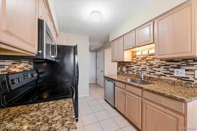 110 Pine Tree Ridge Drive 3, Waterford Charter Township, MI 48327